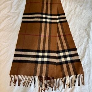 Burberry 100% Cashmere Scarf – Iconic & Luxurious